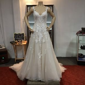 NWOT! Romantic Ivory Lace A-Line Wedding Dress